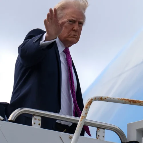 Tropas de élite, elementos anfibios y avisos de «destrucción»: todas las pistas que da Trump sobre una posible incursión terrestre en Irán