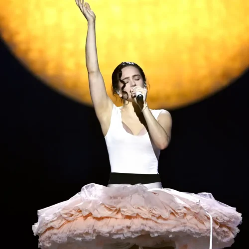 Rosalía le dedica ‘La rumba del perdón’ a un niño que fue al segundo concierto de ‘Lux Tour’ en Madrid como regalo de su comunión