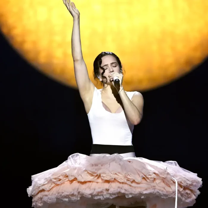 Rosalía le dedica ‘La rumba del perdón’ a un niño que fue al segundo concierto de ‘Lux Tour’ en Madrid como regalo de su comunión