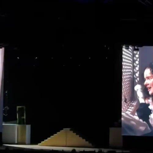 Métrika pasa por el confesionario de Rosalía en el segundo concierto de ‘Lux Tour’ en Madrid: «Era una perlita»