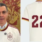 La camiseta de la selección española que lució Pedro Sánchez arrasa: agotada en la web y es casi imposible encontrarla