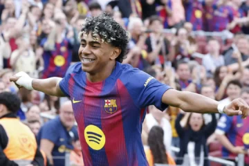 El Barcelona golea al Espanyol en el derbi retro y deja sentenciada LaLiga