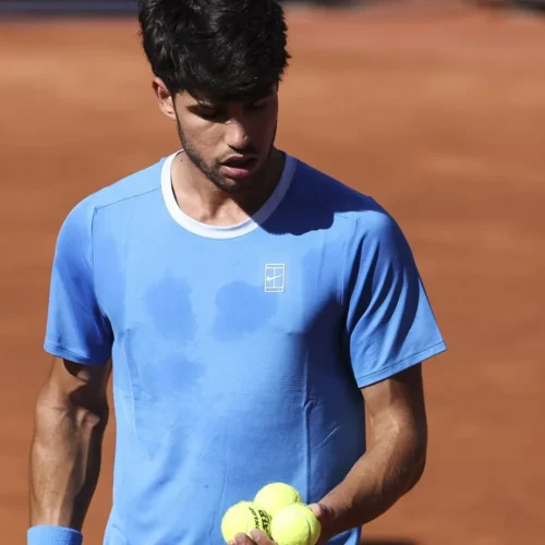 Alarma Carlos Alcaraz: anula su entrenamiento en el Godó por sus molestias en la muñeca derecha