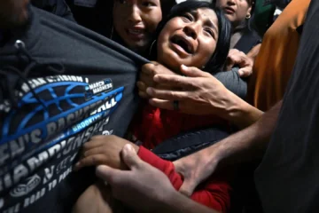 Una familia ecuatoriana separada por el ICE de Donald Trump, imagen de Carol Guzy, ganadora del World Press Photo 2026