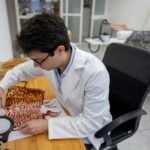 La nueva vida de las peinas por Semana Santa: una restauración minuciosa y compleja para la que apenas hay expertos