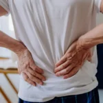 La postura que debes hacer para estirar la zona lumbar y evitar dolores