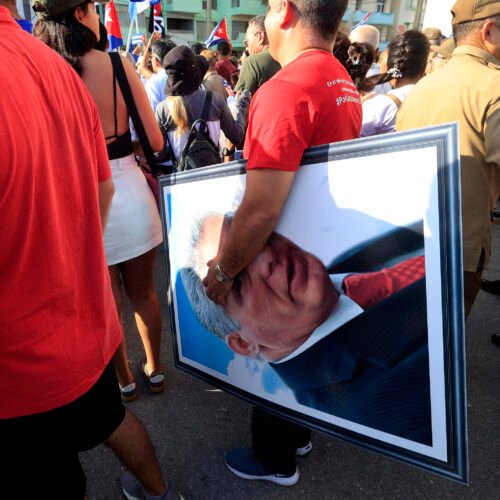 Cuba: el lobo feroz, el portaaviones y una canción que vuelve