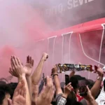 La afición del Sevilla despide a su equipo a lo grande y se vuelca en la lucha por evitar el descenso: «Es imposible que bajemos»