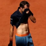 Medvedev la lía en pleno partido con su pareja y cae en su debut en Roland Garros: «Compórtate, lo estamos pasando mal»