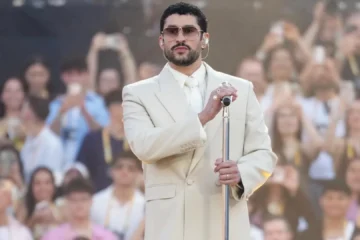 Aviso para fanáticos de Bad Bunny: ‘Tira fotos’, pero no las pilas