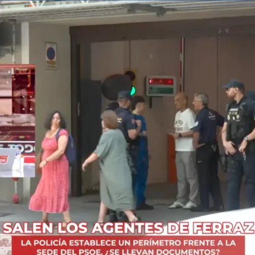 Se llevan las pertenencias de una reportera de ‘En boca de todos’ en la puerta de Ferraz: «¡Mi bolso!»