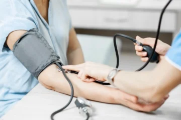 Hallan una vía oculta que explica cómo el colesterol alto debilita el hígado