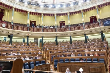 El Congreso pide a Sánchez su dimisión o someterse a una cuestión de confianza con los votos de PP, Vox y Junts