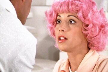 50 años después de ‘Grease’, la actriz que hizo de Frenchy recrea su sueño en la película para anunciar cosméticos