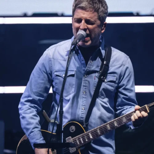 Noel Gallagher critica a Chris Martin, de Coldplay, por el show que ha montado para la final del Mundial: «No son gente de fútbol»