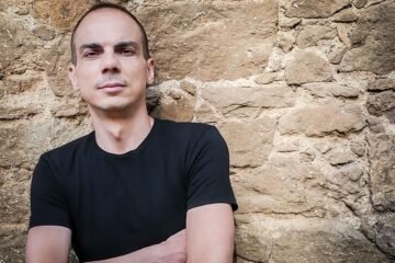 ‘Aló Verano’ con… Alberto Conejero: «¿Sería posible reservar mesa en un café inefable con Safo, García Lorca, Tennessee Williams y Lola Flores»