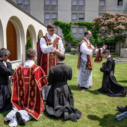 Cisma en la Iglesia católica: los lefebvrianos consuman su desafío al Papa León XIV y ordenan a cuatro obispos ultramontanos pese a la advertencia de excomunión