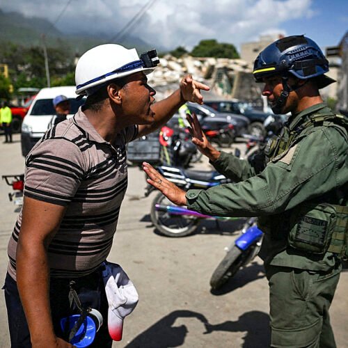 Recorrido por los milagros y la muerte de un pueblo extenuado: «Hemos visto sus fotos y zapatos, pero vamos a conseguir sus cuerpos»