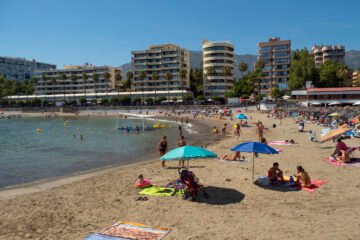 La ‘cara b’ del éxito de las playas españolas: la vivienda triplica el precio de compra y los alquileres para vacaciones suben un 6,5%