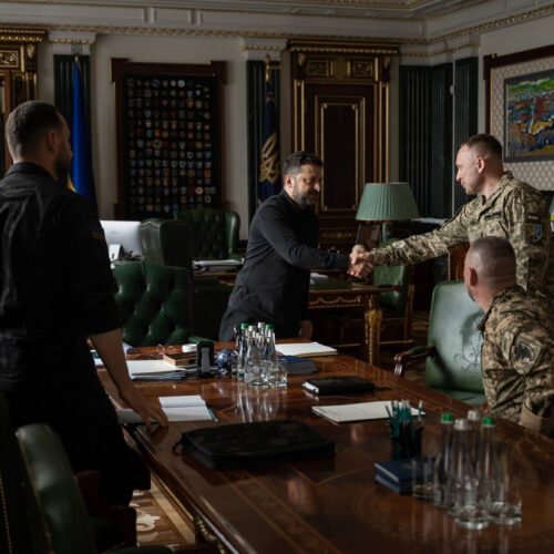 Del heroísmo a los algoritmos: Zelenski sustituye al veterano jefe del ejército por un reformista para intentar cerrar su mayor crisis interna