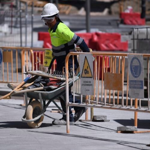 Trenes como hornos, pulseras contra los golpes de calor y miles de horas perdidas: las empresas toman medidas contra las temperaturas extremas para salvar sus negocios