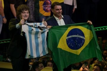 Milei, héroe de la derecha en el lanzamiento de Flávio Bolsonaro a la Presidencia: «Que la ola azul llegue a Brasil»