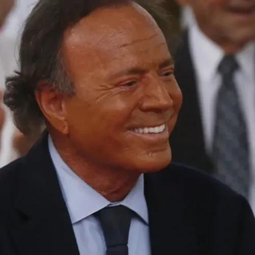 ‘Fiesta’ pone cara a Guillermo, la última estrella del clan Iglesias, en la noche Marbellí: su gran parecido al cantante