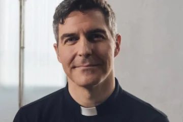 El inesperado giro de Jaime Salmoreno con su primer sencillo, ‘Todo Tuyo’: de arquitecto en Nueva York a sacerdote y cantante