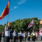 La historia detrás de la Cruz de Borgoña, el símbolo que vuelve a los balcones: «No es cierto que representó al Imperio Español»