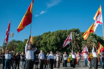 La historia detrás de la Cruz de Borgoña, el símbolo que vuelve a los balcones: «No es cierto que representó al Imperio Español»