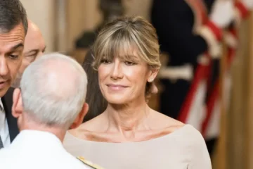 La Audiencia de Madrid avala enjuiciar ante un jurado a Begoña Gómez por dos de los cuatro delitos y le devuelve el pasaporte