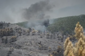 Los dos peores incendios del año suman más de 30.000 hectáreas: frena el de Orés, pero la Mierla se agrava y evacúan 25 municipios