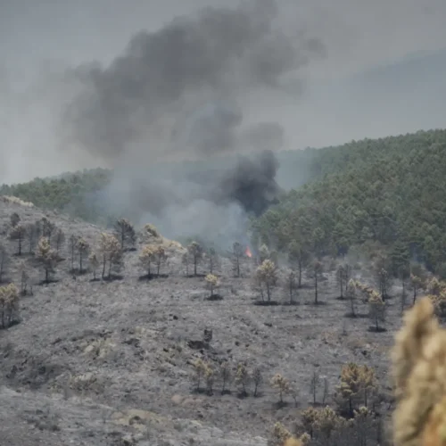 Los dos peores incendios del año suman más de 30.000 hectáreas: frena el de Orés, pero la Mierla se agrava y evacúan 25 municipios