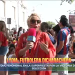 Lydia Lozano, pletórica, canta en Cibeles la canción dedicada a Cucurella por la victoria de España en el Mundial