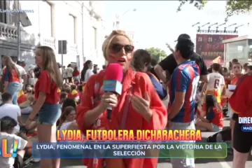 Lydia Lozano, pletórica, canta en Cibeles la canción dedicada a Cucurella por la victoria de España en el Mundial