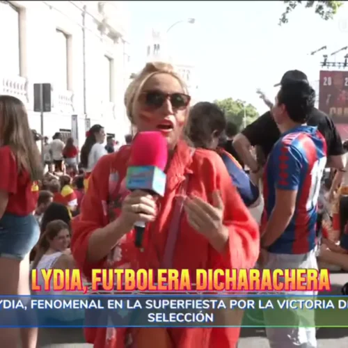 Lydia Lozano, pletórica, canta en Cibeles la canción dedicada a Cucurella por la victoria de España en el Mundial
