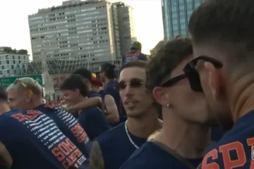 Yeremy Pino y Unai Simón se besan en plena rúa del Mundial 2026: «¡Dame un pico!»