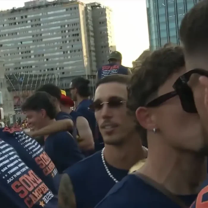 Yeremy Pino y Unai Simón se besan en plena rúa del Mundial 2026: «¡Dame un pico!»