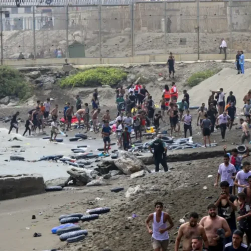 España y Marruecos atribuyen al tráfico de personas la entrada masiva de migrantes a Ceuta y acuerdan su entrega «urgente»
