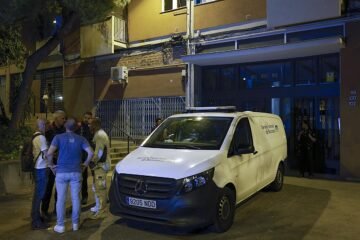 El hombre que asesinó a su mujer en Barcelona delante de sus hijos le asestó once puñaladas con una daga