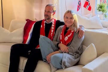 La casa real noruega publica la primera foto de Mette-Marit tras su trasplante de pulmón para celebrar la victoria de su selección
