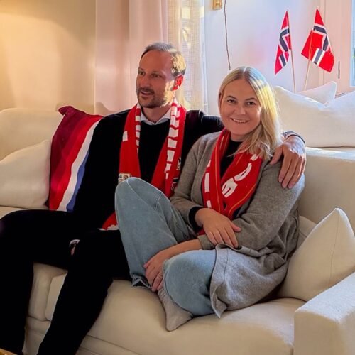 La casa real noruega publica la primera foto de Mette-Marit tras su trasplante de pulmón para celebrar la victoria de su selección
