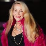 La incombustible Jerry Hall cumple 70 años entre el orgullo por la arruga y hábitos poco saludables