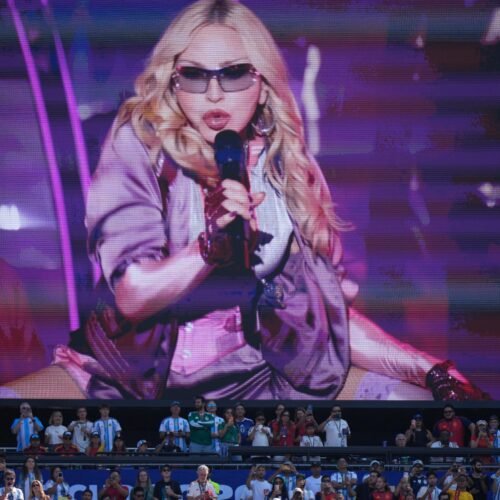 Los guantes de Madonna, el vestuario de Shakira en ‘Dai Dai’ y otros artículos usados por BTS en el medio tiempo de la final del Mundial, vendidos por miles de euros