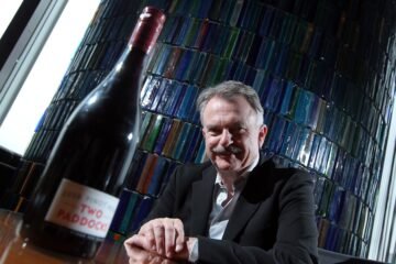 Los fans de Sam Neill disparan las ventas de su vino para homenajear al fallecido actor