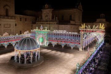 Cuando el sur de Italia se ilumina: el arte efímero de las ‘luminarie’ en verano