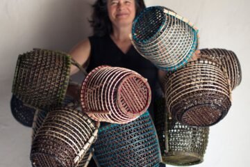 Mònica Guilera, la cestera capaz de elevar un canasto de mimbre a colorida obra de arte: “¿No es preferible a una bolsa de plástico?”