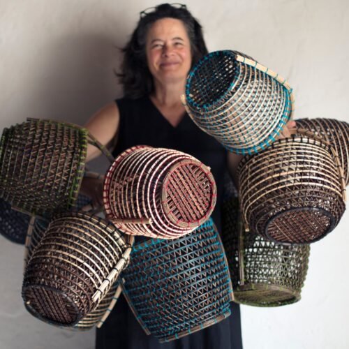 Mònica Guilera, la cestera capaz de elevar un canasto de mimbre a colorida obra de arte: “¿No es preferible a una bolsa de plástico?”