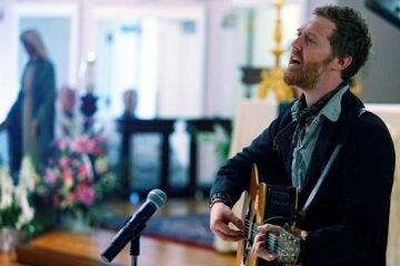 Muere el músico Glen Hansard, a los 56 años, en un accidente de moto