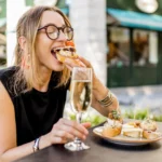 El precio de comer demasiado rápido: las consecuencias que tiene este hábito en tu salud